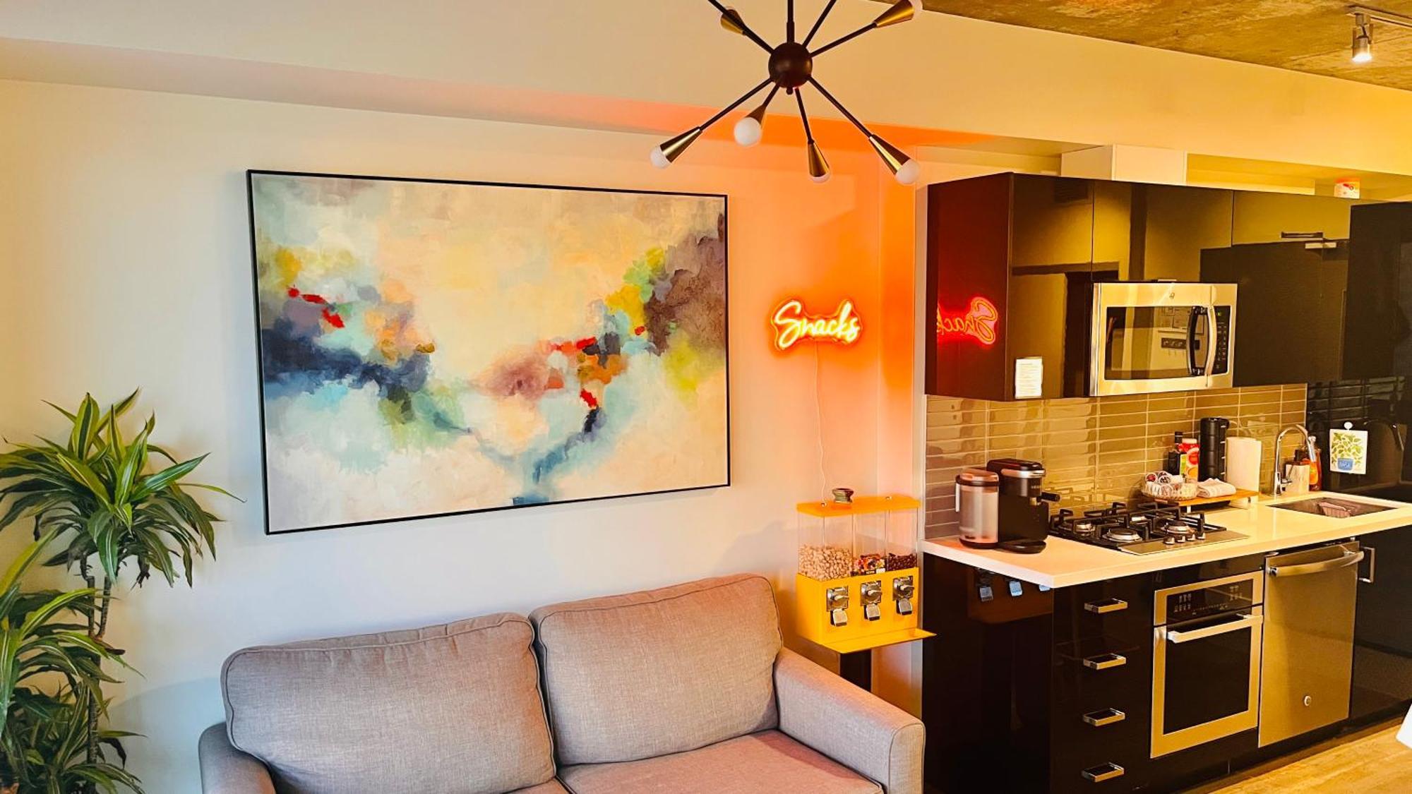 Luxury Downtown Sunset Getaway: Urban Oasis with Kitchen & Gym Apartment Calgary Exterior photo
